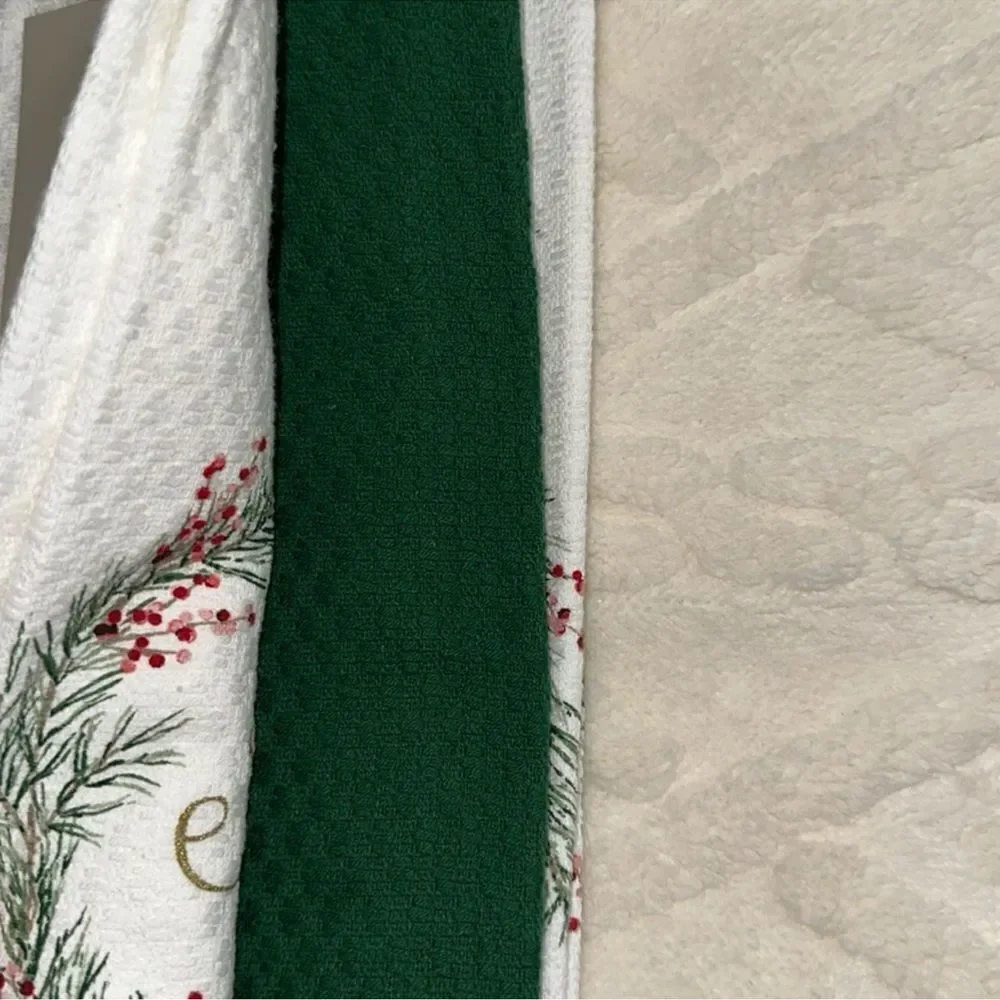 MARTHA STEWART White Gold Red Wreath Green Cotton Kitchen 3 Towel Gift Set